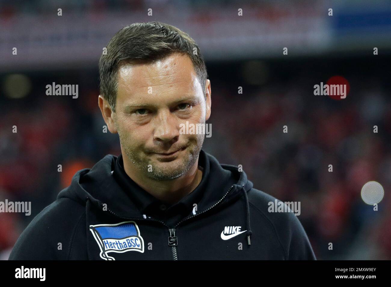Hertha coach Pal Dardai arrives for the German Bundesliga soccer match between FC Bayern Munich and Hertha BSC Berlin at the Allianz Arena stadium in Munich, Germany, Wednesday, Sept. 21, 2016. (AP Photo/Matthias Schrader) Banque D'Images