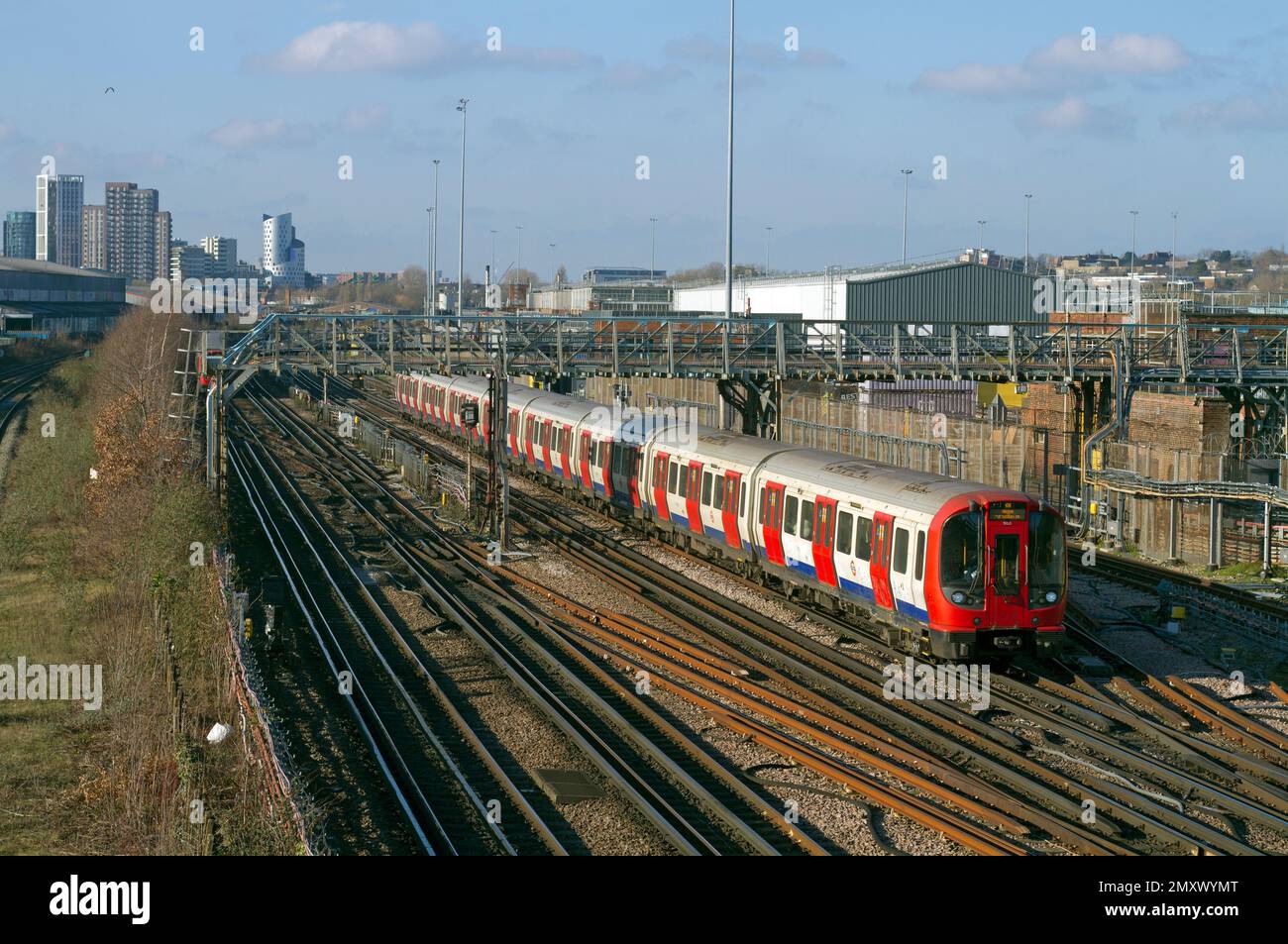 Un train de Londres Underground S8 stock travaillant un service de ligne Metropolitan à Neasden le 21st janvier 2023. Banque D'Images
