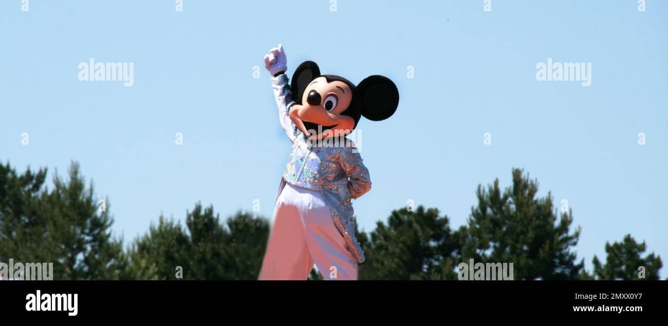 Lapin blanc du film de Disney Alice in Wonderland avec sa montre. Il se met en retard. Ne perdez pas de temps. Lewis Carrol caractère de livre. Euro Disney Banque D'Images