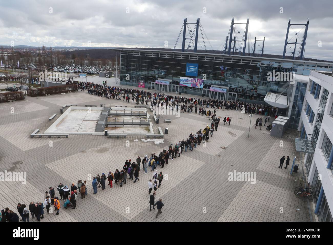 Erfurt, Allemagne. 04th févr. 2023. De nombreux visiteurs se tiennent sur la place avant le début de la foire MAG-C - Convention communautaire pour les Jeux, Cosplay, Anime et Manga et attendent l'entrée. Environ 80 exposants sont représentés à la foire. Credit: Bodo Schackow/dpa/Alay Live News Banque D'Images