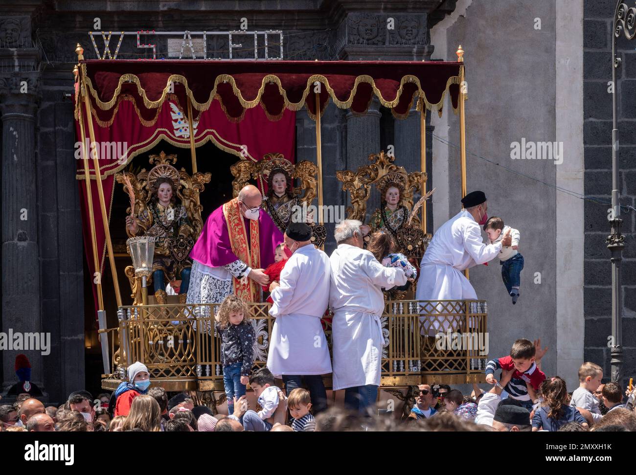 La Festa di Sant'Alfio a lieu début mai dans la ville sicilienne de  Trecastagni, près de Catane. Les enfants sont remis au prêtre pour être  bénis et embrasser les images des trois