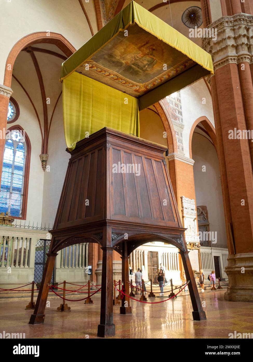 La gigantesque chaire en bois mobile de la basilique San Petronio, en Bologne Banque D'Images