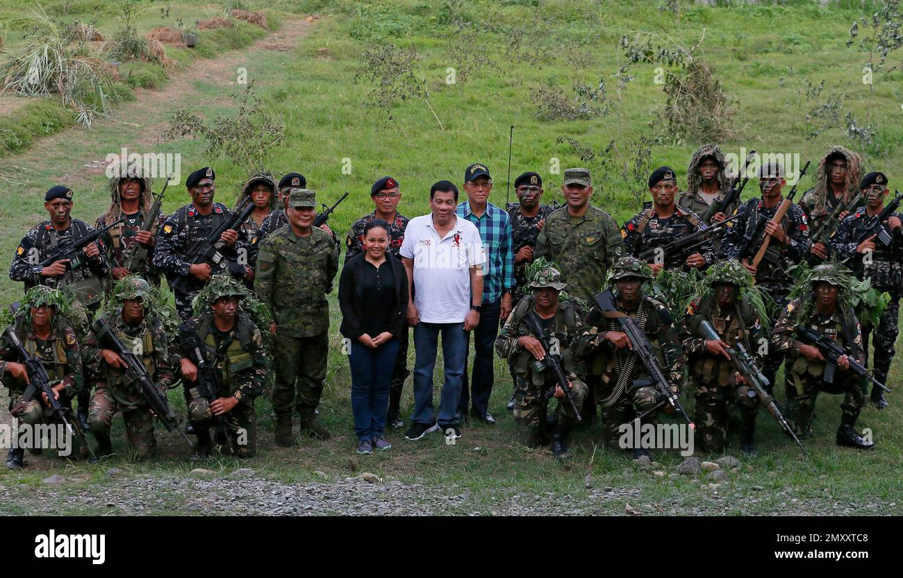 Philippine President Rodrigo Duterte, center, poses with Philippine ...