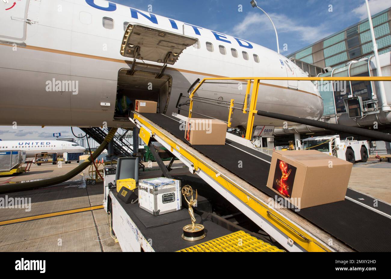 The Emmy statuettes are loaded onto the United Airlines flight to Los Angeles International Airport on Tuesday, Sept. 13, 2016. Over 100 golden statuettes will complete the annual "Flight of the Emmys" from Chicago to Los Angeles International Airport for the 68th Emmy Awards. The telecast airs live Sunday, September 18th on ABC from the Microsoft Theater in Los Angeles. (Photo by Barry Brecheisen/Invision for Television Academy/AP Images) Banque D'Images
