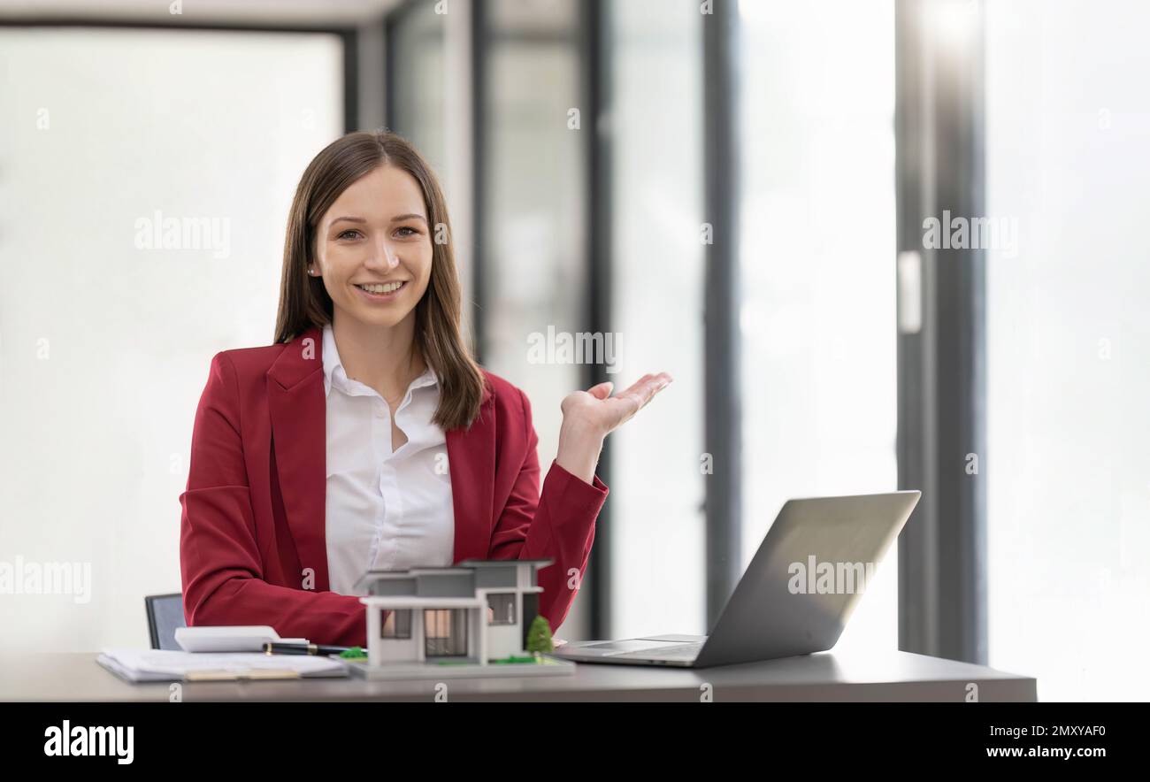 Femme d'affaires asiatique faisant une affaire pour acheter une maison ou un appartement à l'intérieur du bureau, concept d'assurance maison Banque D'Images