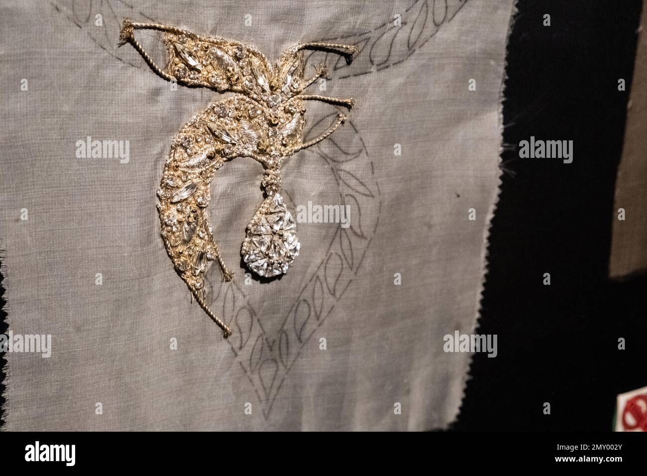 France, Paris, 14 décembre 2022. Gros plan d'une broderie en perles et fils d'or. Photographie de Céline Rochefeuille / collectif DR. France, par Banque D'Images