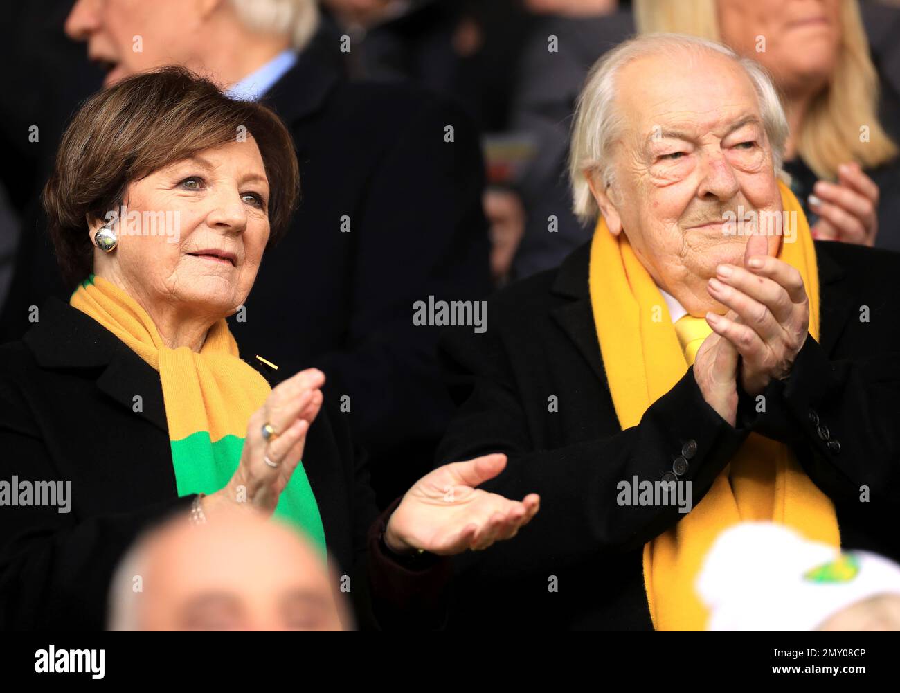 Les propriétaires de Norwich City Delia Smith (à gauche) et le mari Michael Wynn Jones lors du match de championnat Sky Bet à Carrow Road, Norwich. Date de la photo: Samedi 4 février 2023. Banque D'Images