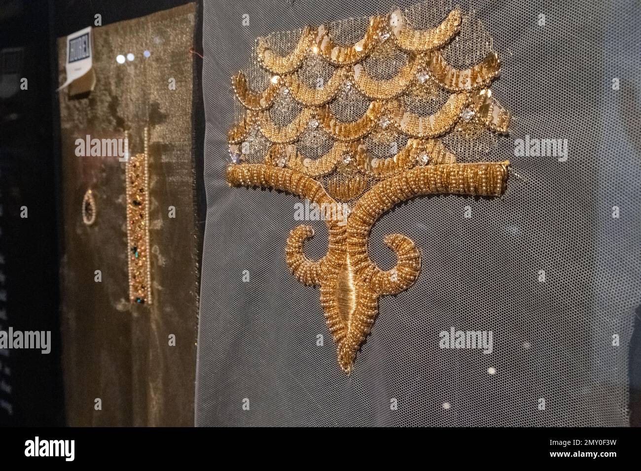 France, Paris, 14 décembre 2022. Gros plan d'une broderie en perles et fils d'or. Photographie de Céline Rochefeuille / collectif DR. France, par Banque D'Images