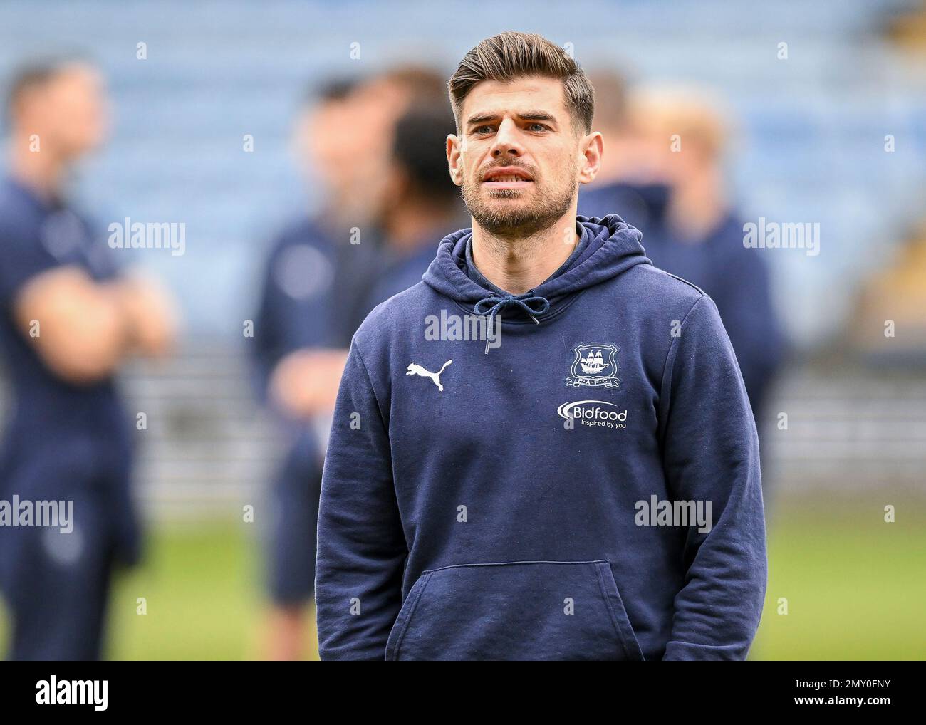 Le milieu de terrain de Plymouth Argyle Joe Edwards (8) marche et inspecte le terrain pendant le match Sky Bet League 1 Sheffield mercredi contre Plymouth Argyle à Hillsborough, Sheffield, Royaume-Uni, 4th février 2023 (photo de Stanley Kasala/News Images) Banque D'Images