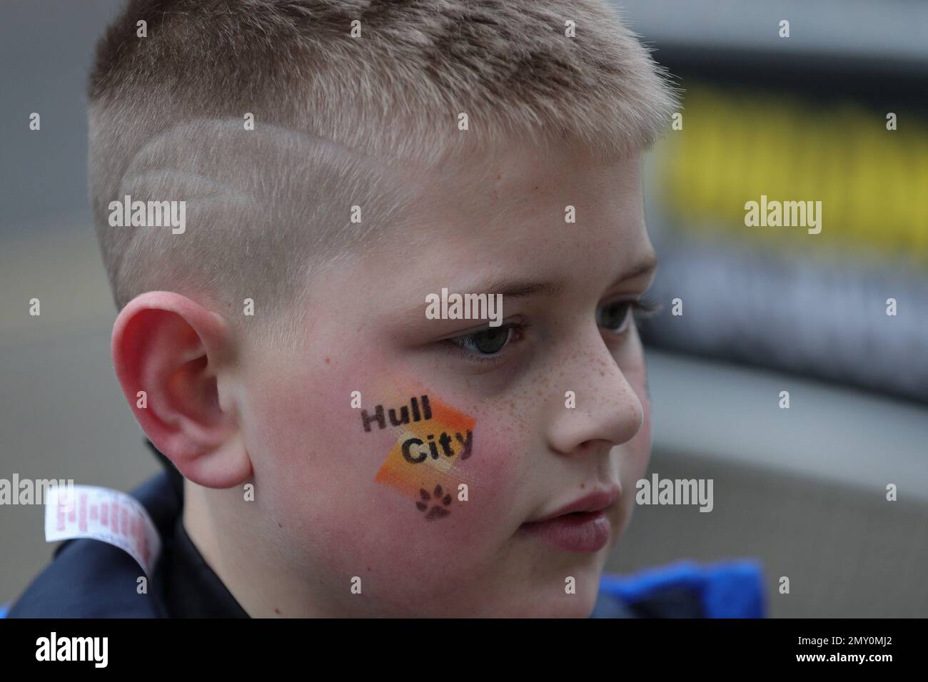 Hull, Royaume-Uni. 04th févr. 2023. Un jeune supporter de Hull City se voit faire un tatouage peint sur son visage avant le match du championnat Sky Bet Hull City vs Cardiff City au MKM Stadium, Hull, Royaume-Uni, 4th février 2023 (photo de James Heaton/News Images) à Hull, Royaume-Uni, le 2/4/2023. (Photo de James Heaton/News Images/Sipa USA) crédit: SIPA USA/Alay Live News Banque D'Images