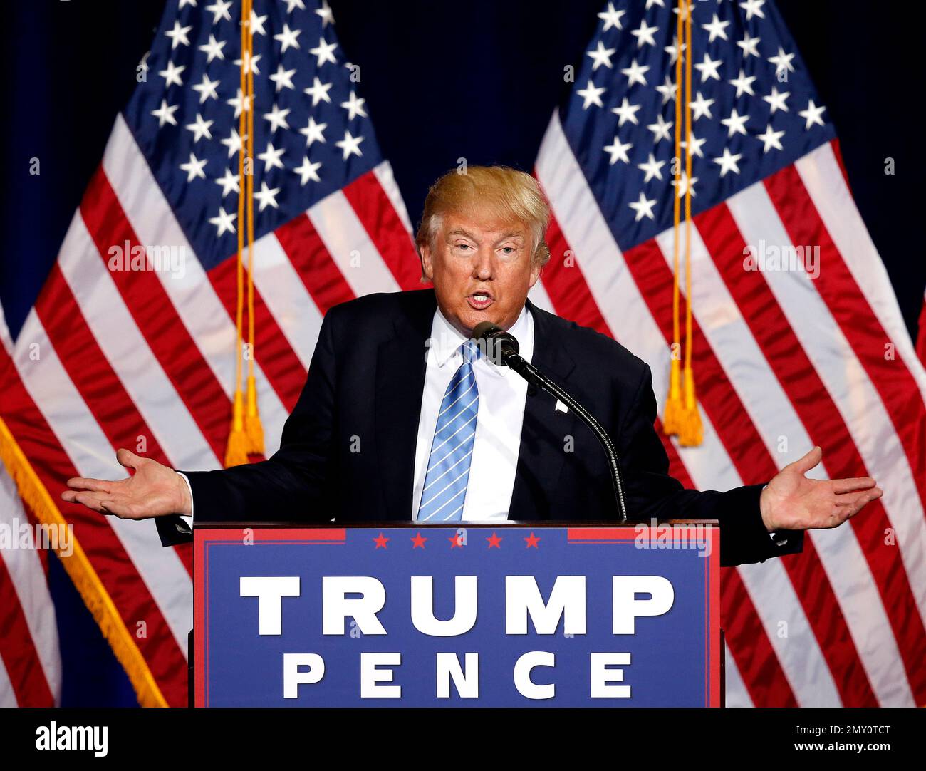 FILE - In this Wednesday, Aug. 31, 2016, file photo, Republican presidential candidate Donald Trump speaks during a campaign rally at the Phoenix Convention Center in Phoenix. Trump and Hillary Clinton are making competing Labor Day pitches in Ohio, setting the stage for a critical month in their testy presidential campaign. (AP Photo/Ross D. Franklin, File) Banque D'Images