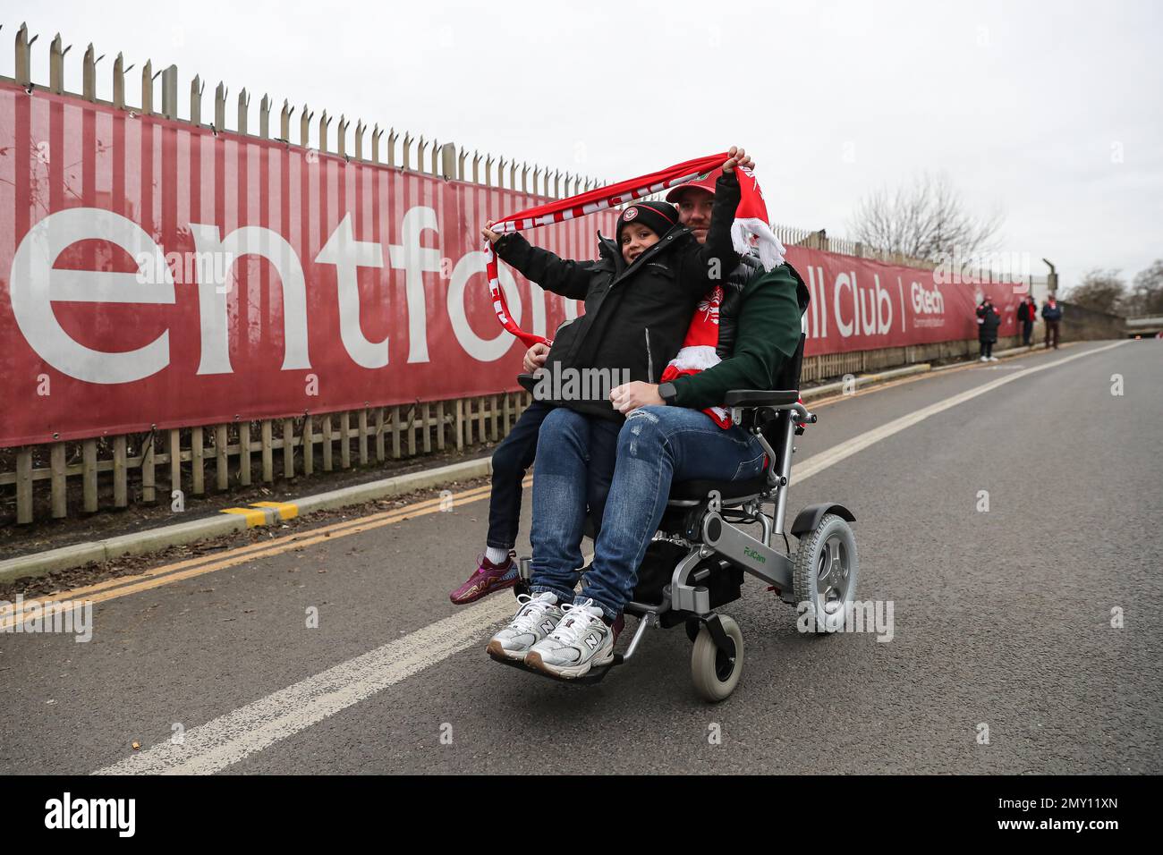 Londres, Royaume-Uni. 04th févr. 2023. Londres, Royaume-Uni. 04th févr. 2023. 4th février 2023 ; Gtech Community Stadium, Brentford, Londres, Angleterre ; Premier League football, Brentford versus Southampton ; fans de Brentford arrivant au stade de la communauté Gtech en fauteuil roulant Credit: Action plus Sports Images/Alamy Live News Banque D'Images Londres, Royaume-Uni. 04th févr. 2023. Londres, Royaume-Uni. 04th févr. 2023. 4th février 2023 ; Gtech Community Stadium, Brentford, Londres, Angleterre ; Premier League football, Brentford versus Southampton ; fans de Brentford arrivant au stade de la communauté Gtech en fauteuil roulant Credit: Action plus Sports Images/Alamy Live News Banque D'Images