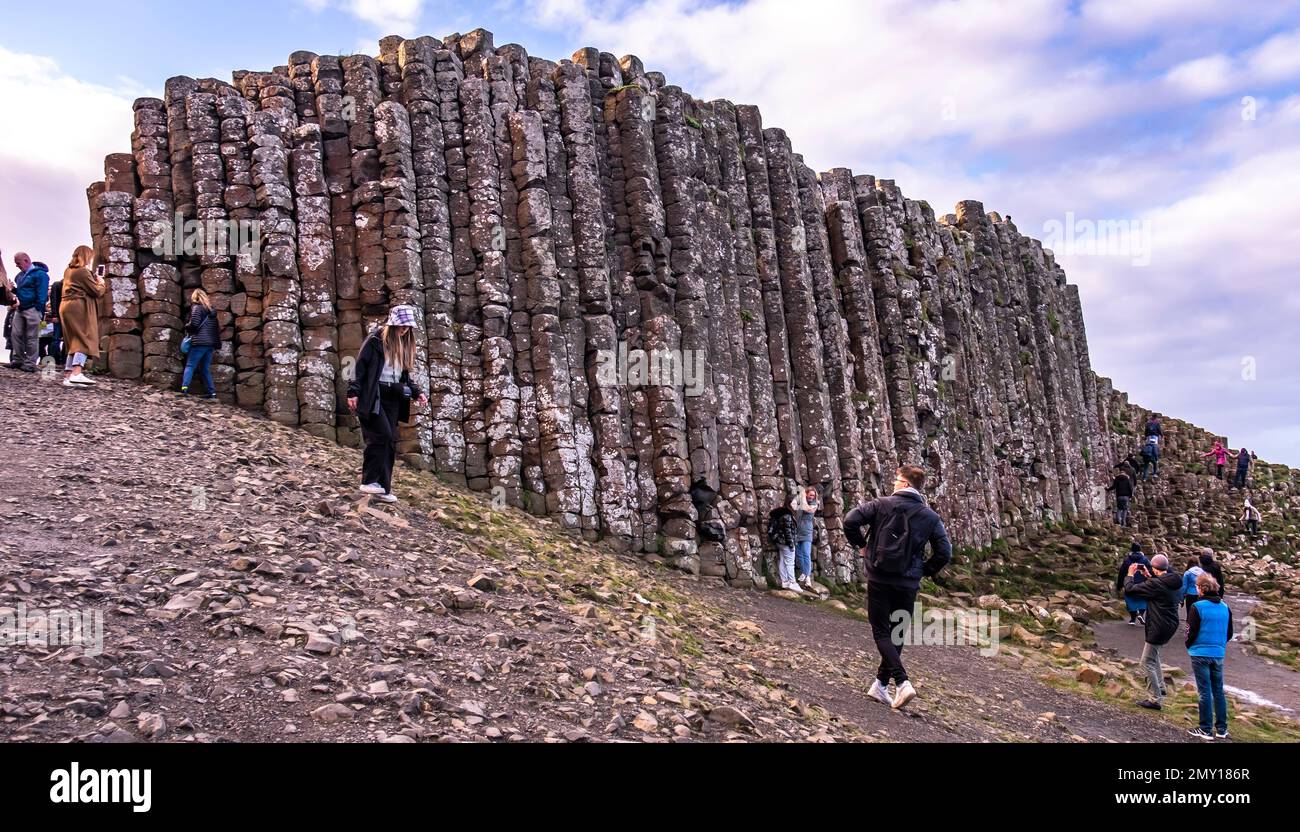 GIANT'S CAUSEWAY, IRLANDE DU NORD, Royaume-Uni - NOVEMBRE 05 2022 : personnes bénéficiant des 40000 colonnes de basalte imbriquées. Banque D'Images