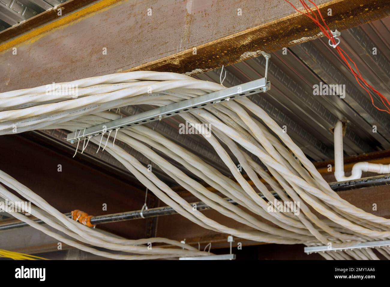 Des fils électriques ont été posés et installés au plafond du nouveau complexe d'appartements Banque D'Images
