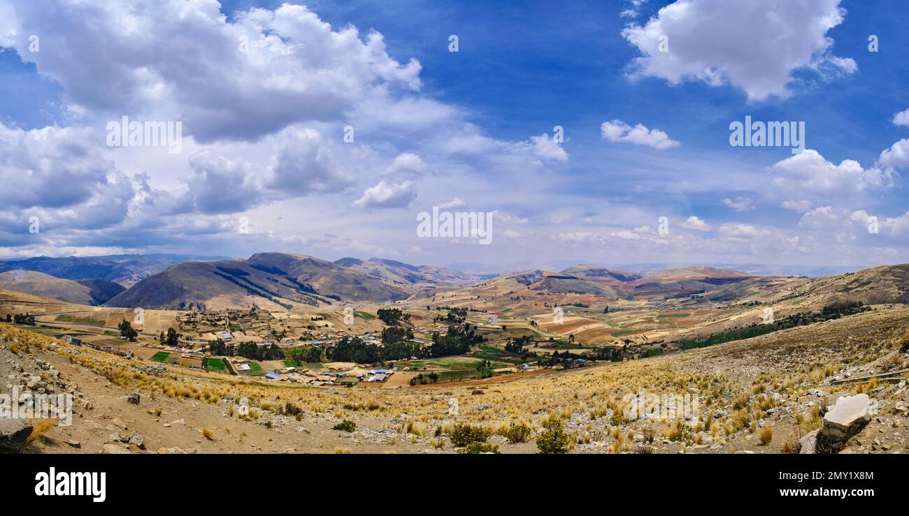 Paysage avec vue panoramique sur les cultures et les montagnes dans la partie nord de la province de Jauja, sur la route de Tarma. Banque D'Images