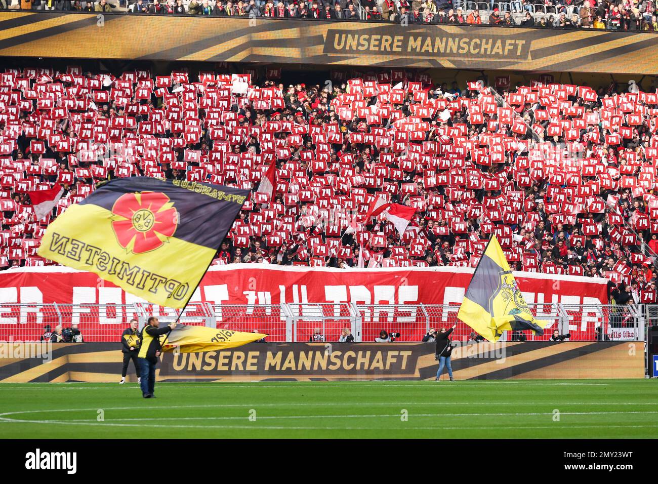 DORTMUND, ALLEMAGNE - FÉVRIER 4 : les supporters de SC Freiburg lors du match de Bundesliga entre Borussia Dortmund et SC Freiburg au parc signal Iduna sur 4 février 2023 à Dortmund, Allemagne (photo de Marcel ter Bals/Orange Pictures) Banque D'Images