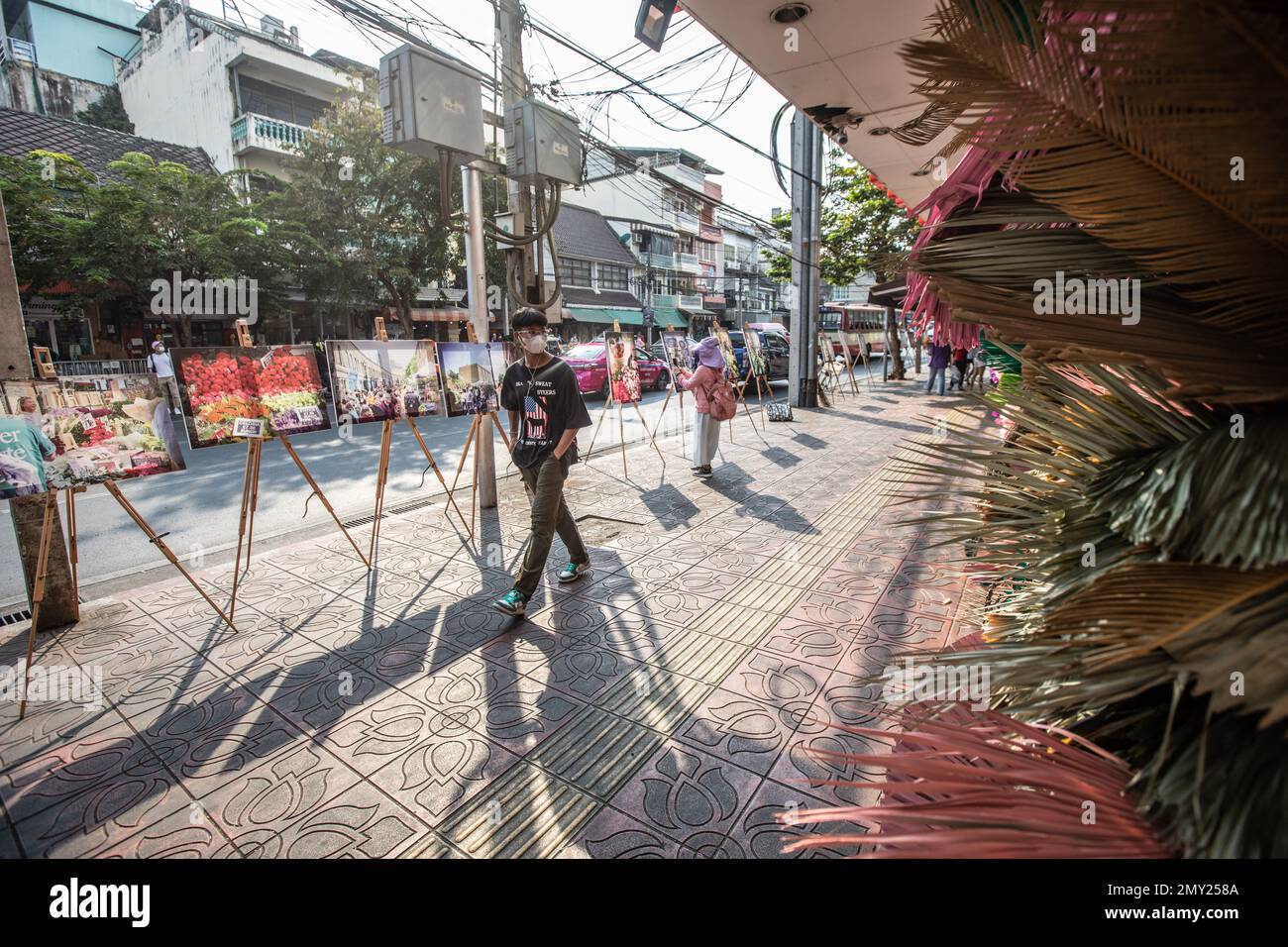 Un homme marche près du fleuriste Peony et du Pak Khlong Talat (marché aux fleurs) pendant la semaine du design de Bangkok 2023. La "semaine du design de Bangkok 2023", qui s'est tenue de 04 février à 12, suivant le thème de cette année "Urban-Nice-disation" est le festival de design le plus important en Asie du Sud-est, avec plus de 400 programmes de design et de créativité de plus de 2 000 participants avec plus de 400 000 visiteurs thaïlandais et internationaux chaque année, Il promeut également la désignation de Bangkok comme réseau de villes créatives de l'UNESCO ville de design de Bangkok. (Photo de Guillaume Payen/SOPA Images/Sipa USA) Banque D'Images