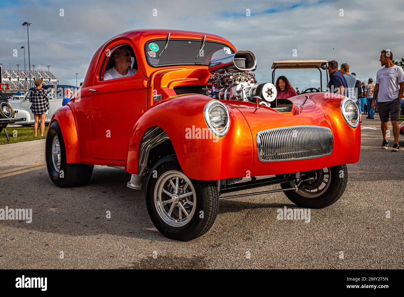 Daytona Beach, FL - 26 novembre 2022 : vue d'angle avant à faible perspective d'un 1941 Willys coupé Street Rod lors d'un salon de voiture local. Banque D'Images