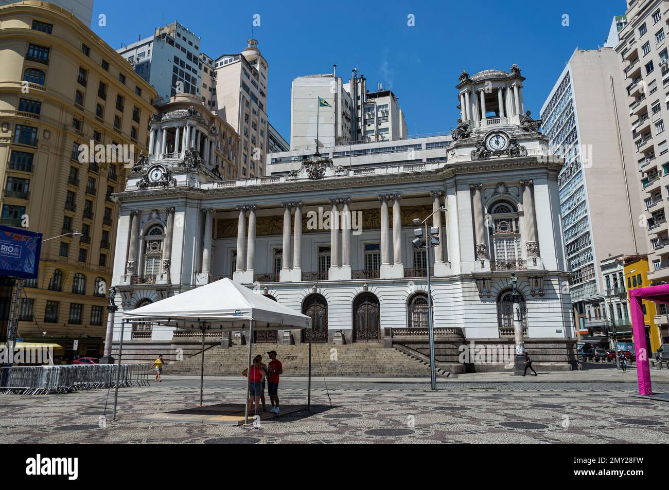 Grande façade vue sur le palais Pedro Ernesto, maison de la municipalité de Rio de Janeiro Chambre des députés située sur la place Alagoas sous ciel bleu d'été. Banque D'Images