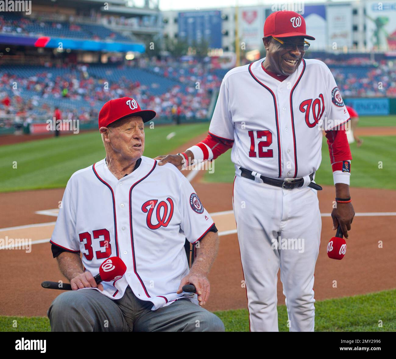 Washington Nationals manager Dusty Baker with former Washington Senators player Frank Howard during a pregame ceremony at Nationals Park, Friday, Aug. 26, 2016 in Washington. Howard was inducted into the Washington Nationals Ring of Honor at the Nationals Park during a ceremony before the start of a game against the Colorado Rockies (AP Photo/Pablo Martinez Monsivais) Banque D'Images
