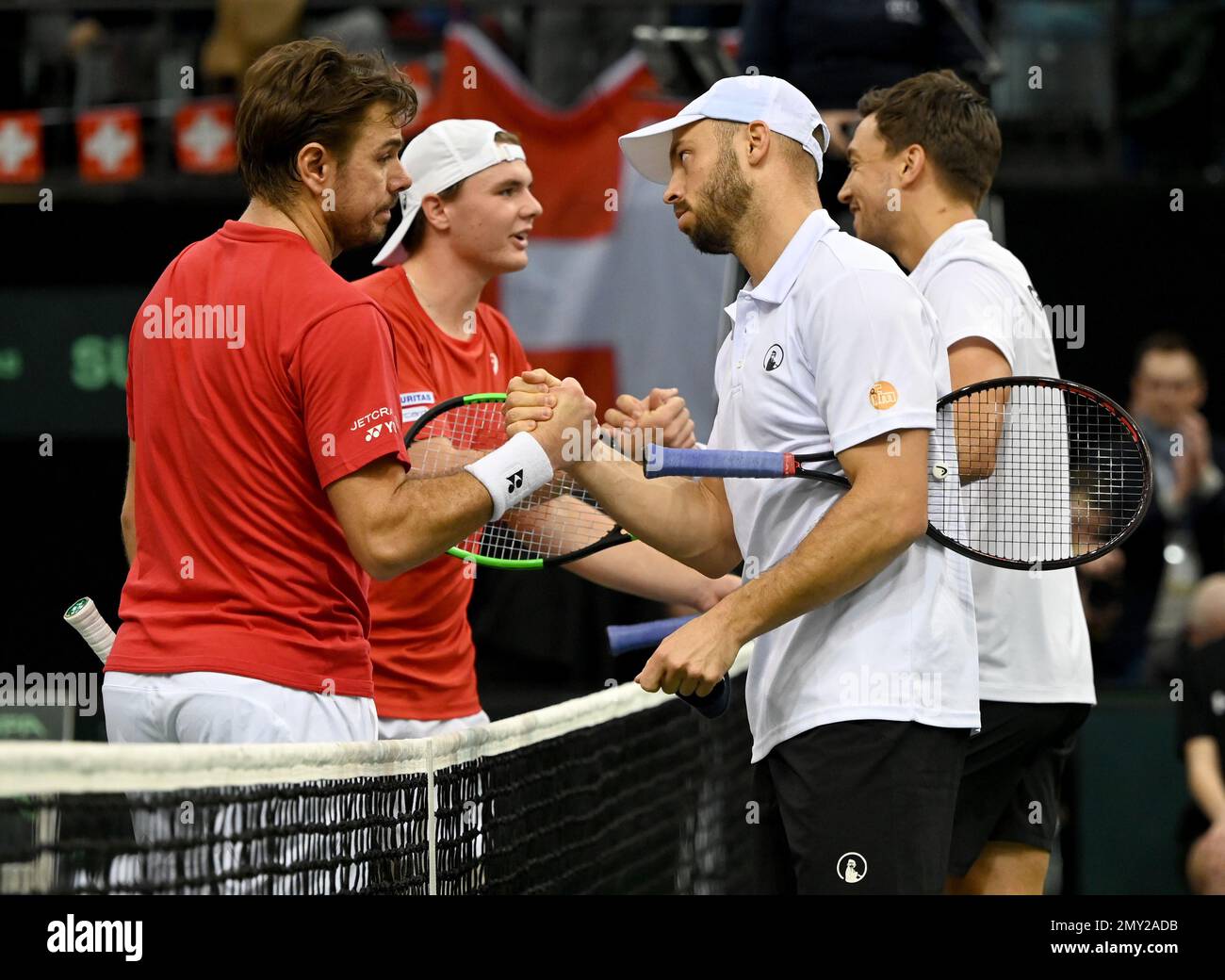 Trèves, Allemagne. 04th févr. 2023. Tennis, hommes: Coupe Davis - partie qualifiante, qualifications, Allemagne - Suisse; doubles. Stan Wawrinka (l-r) et Dominic Stricker, de Suisse, félicitent les joueurs allemands Tim Pütz et Andreas Mies pour leur victoire. Credit: Harald Tittel/dpa/Alay Live News Banque D'Images