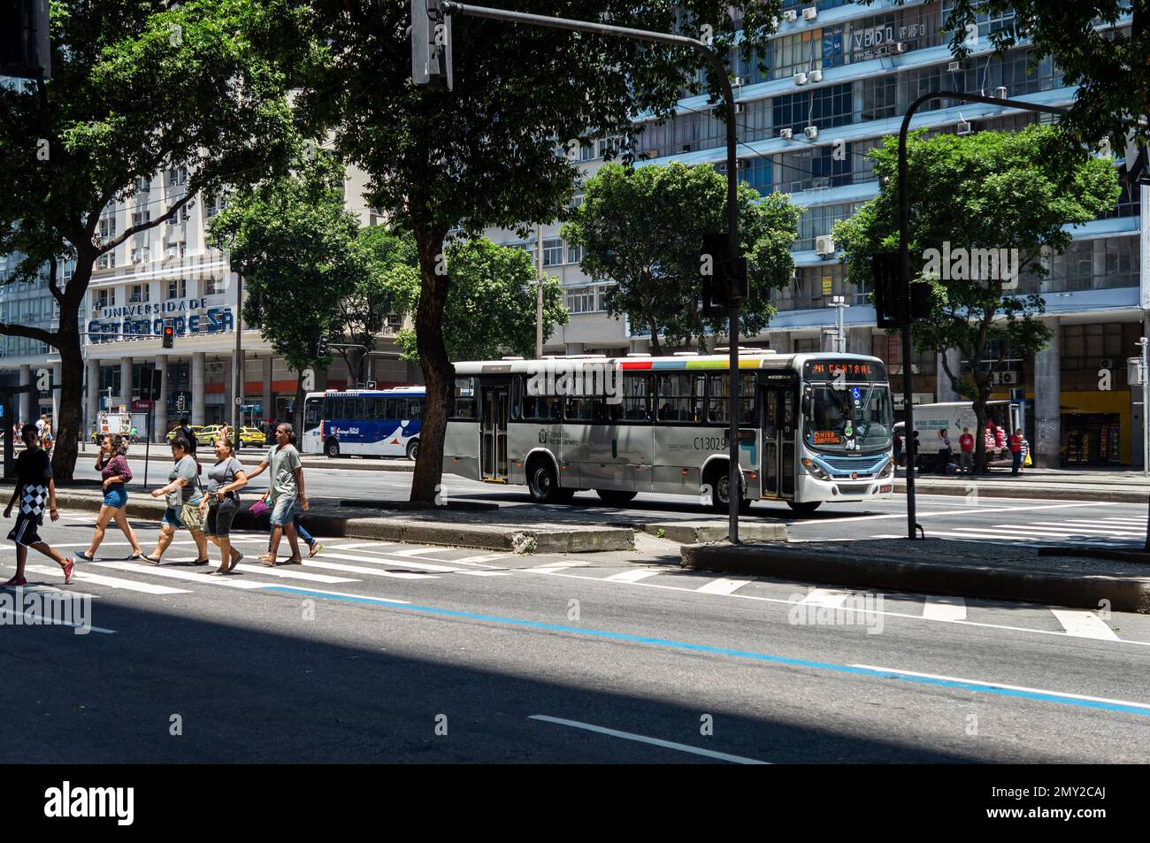 Un bus de ville s'est arrêté au feu rouge sur l'avenue Presidente Vargas à proximité du croisement avec la rue Uruguaiana dans le quartier Centro en été ensoleillé. Banque D'Images