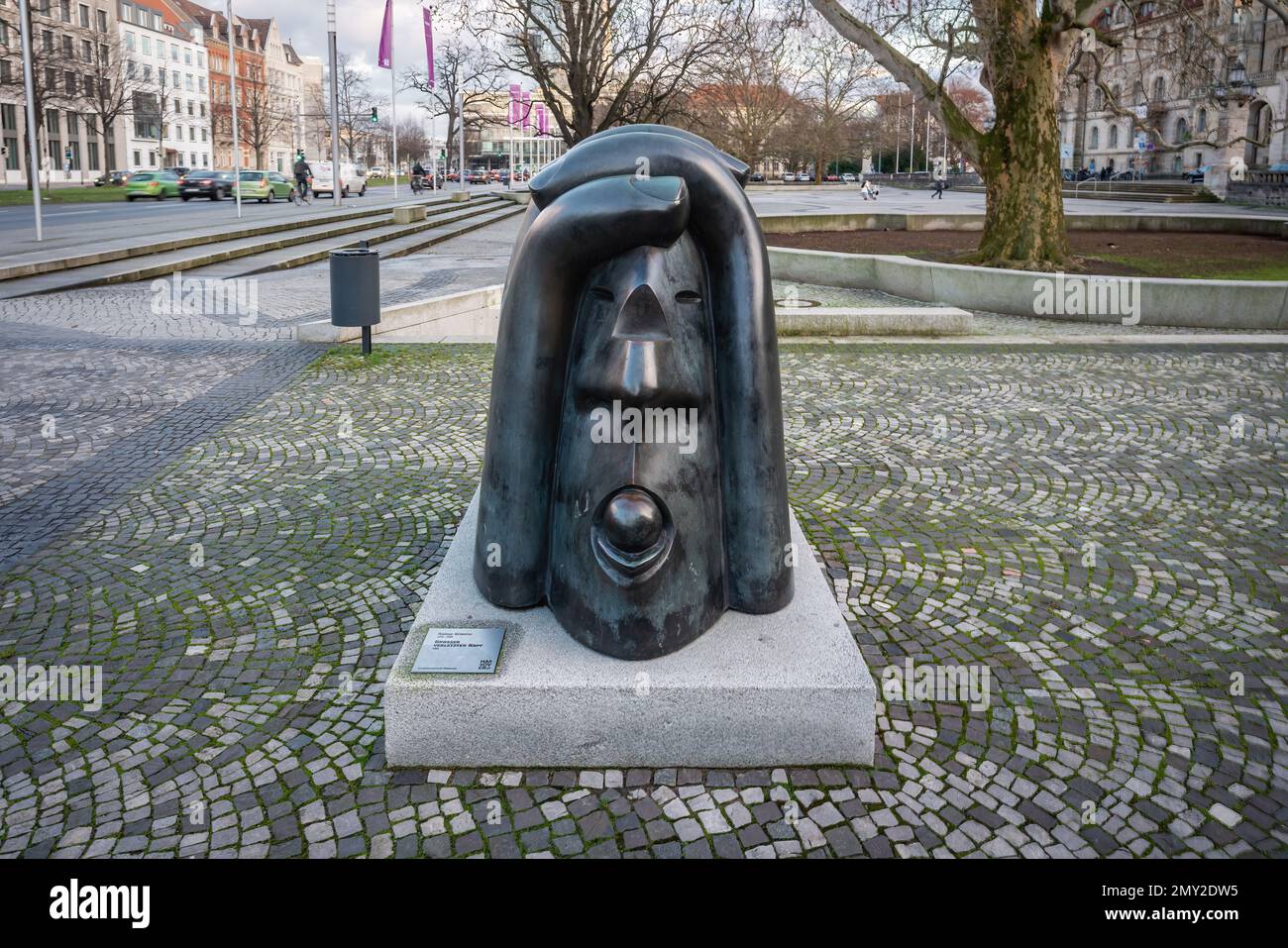 Grosser verletzter Kopf (grosse tête blessée) Sculpture de Rainer Kriester - Hanovre, Basse-Saxe, Allemagne Banque D'Images
