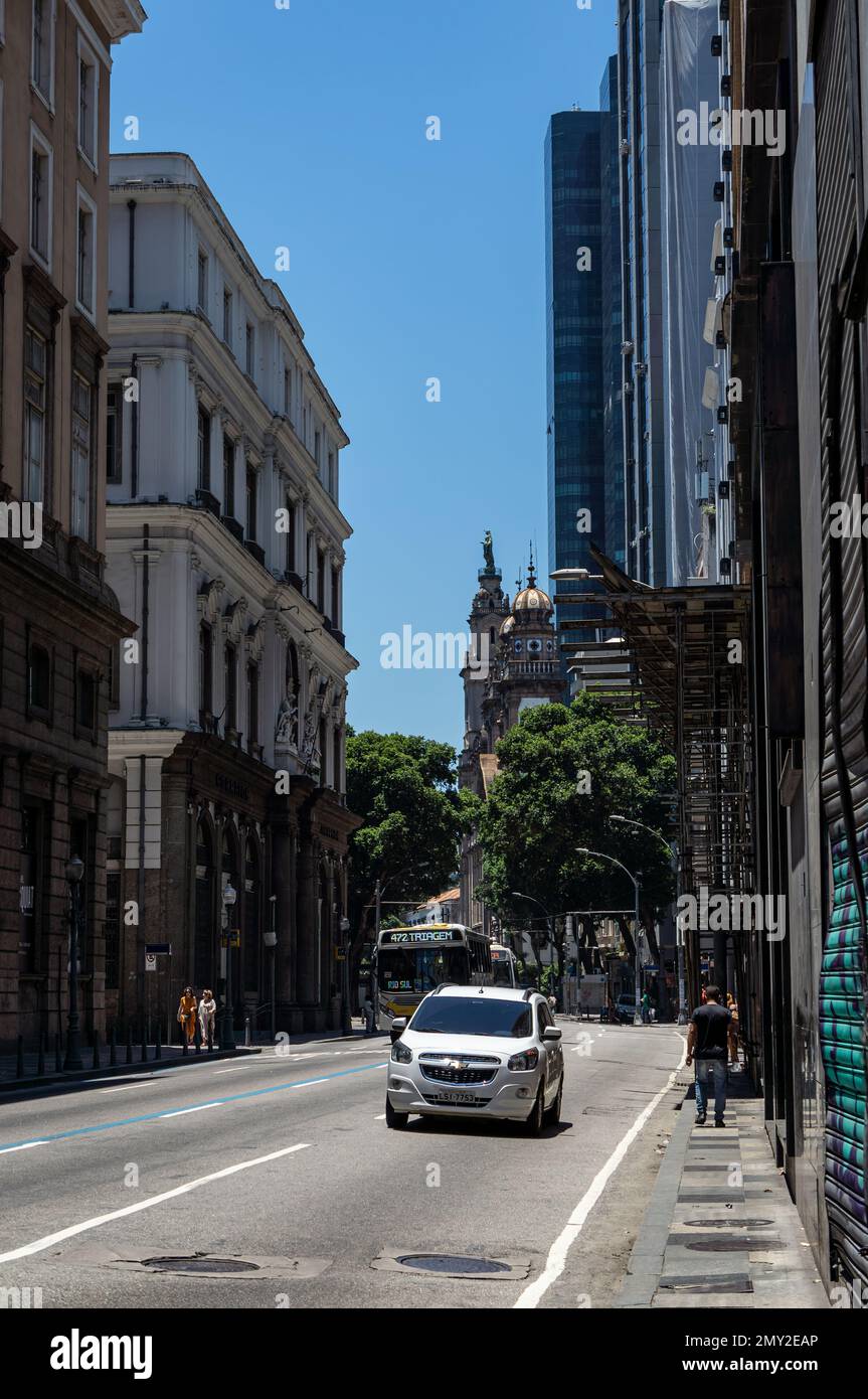 Vue sur la rue Primeiro de Março, à proximité de la place Barao de Drumond dans le quartier Centro, entouré de bâtiments sous l'après-midi ensoleillé ciel bleu. Banque D'Images
