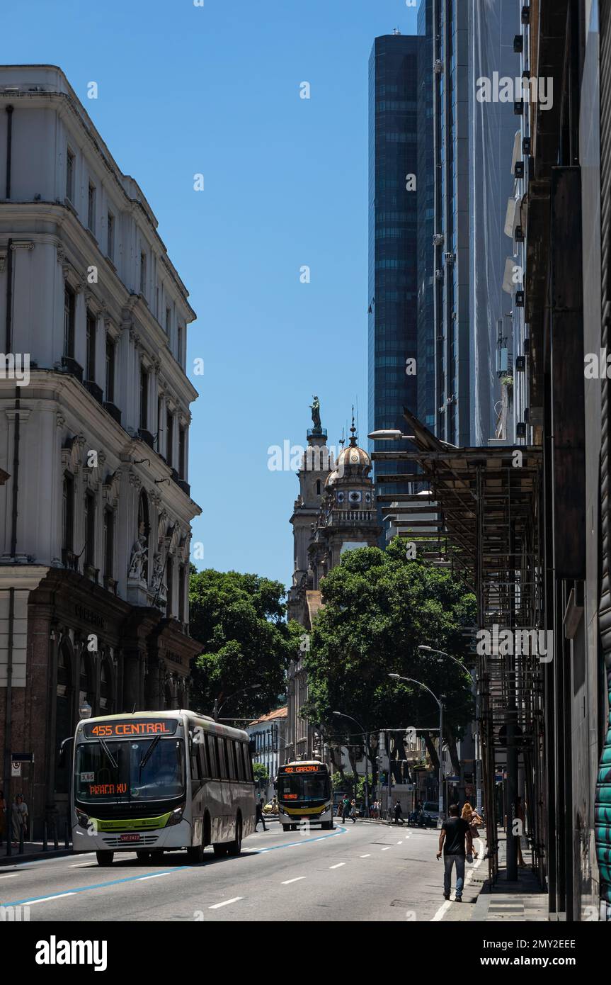 Vue sur la rue Primeiro de Março, à proximité de la place Barao de Drumond dans le quartier central, entouré de grands bâtiments sous le ciel bleu clair de l'été. Banque D'Images
