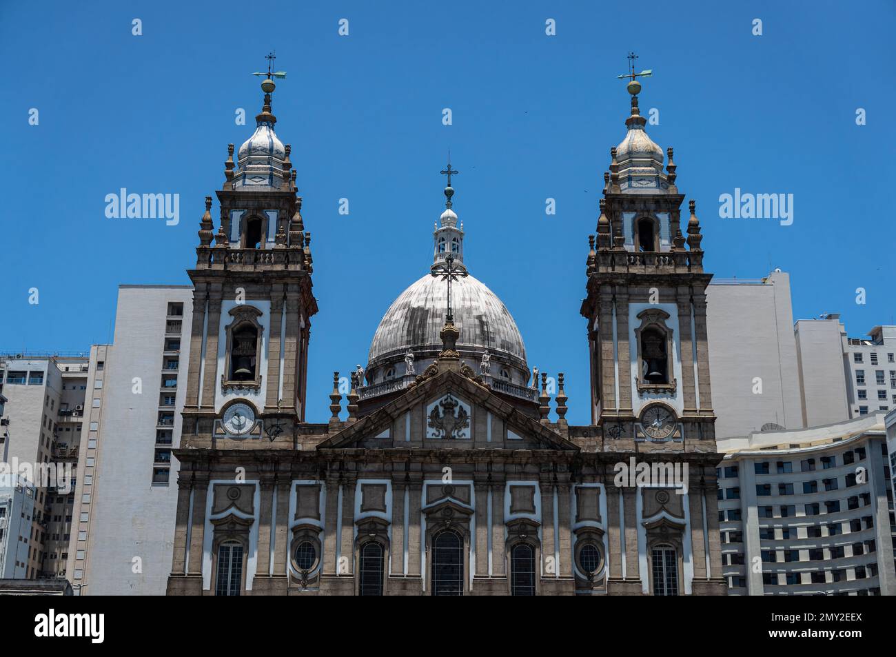 Vue sur l'extrémité supérieure de la façade de l'église de Candelaria dans le quartier Centro entouré de bâtiments commerciaux sous l'été après-midi ensoleillé ciel bleu clair. Banque D'Images