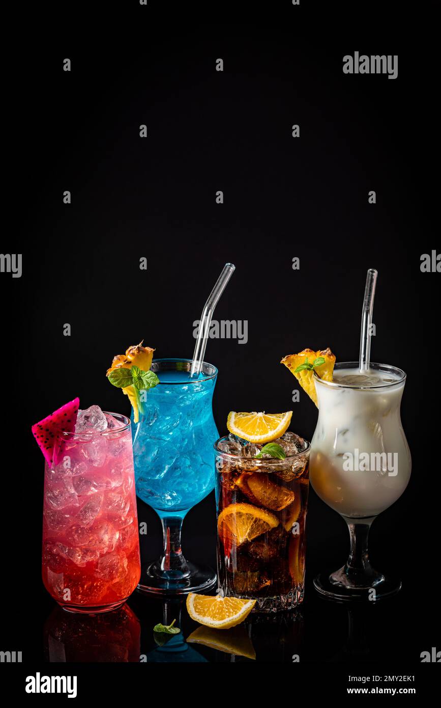 Ensemble de cocktails alcoolisés tropicaux classiques de l'été sur fond noir Banque D'Images