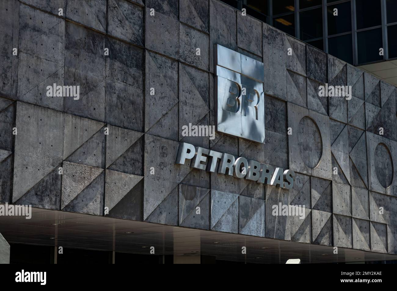 Le logo argent Petrobras à l'entrée du bâtiment du siège social de Petrobras, situé sur l'avenue Republica do Chile, dans le centre-ville, sous le soleil d'été. Banque D'Images