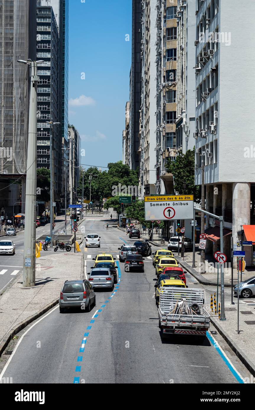 Trafic passant par l'avenue Almirante Barroso dans le quartier Centro entre les bâtiments commerciaux de haute élévation sous l'été après-midi ensoleillé ciel bleu clair. Banque D'Images
