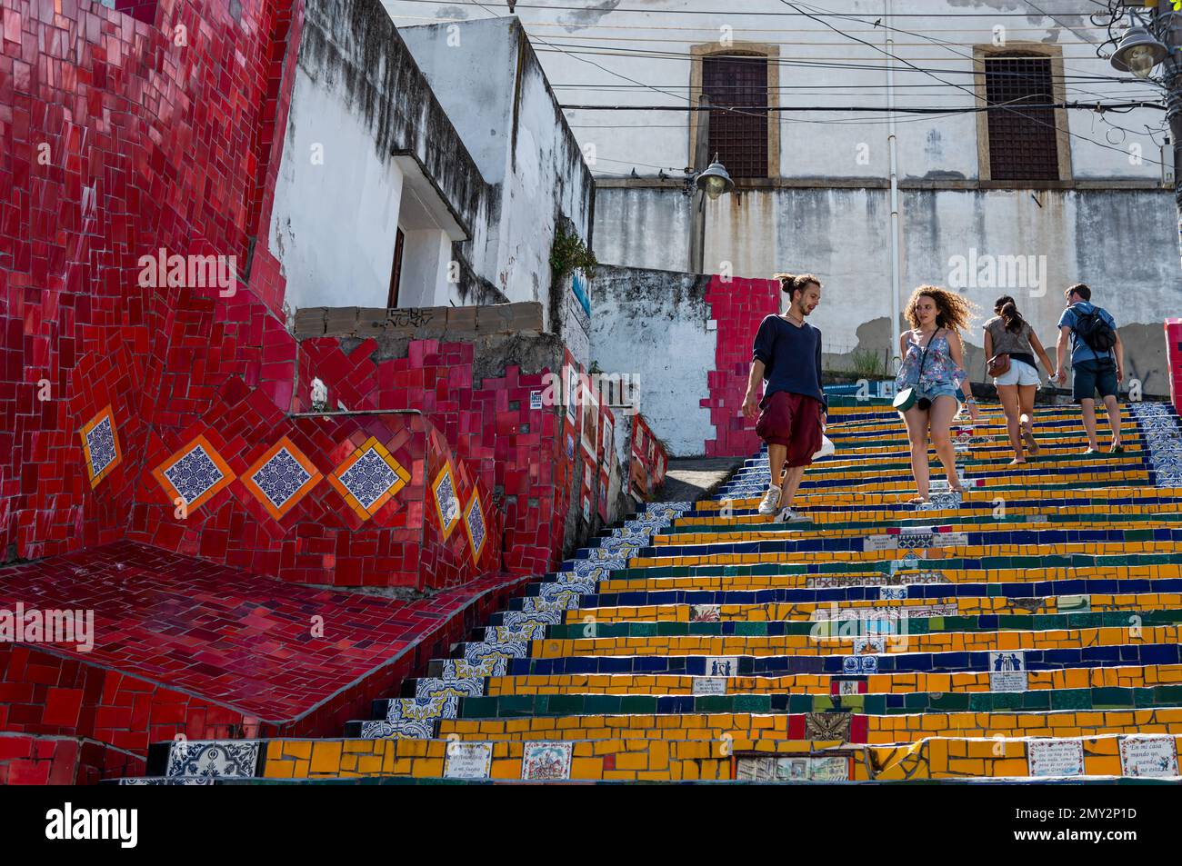 Les carreaux de céramique colorés de Selaron Steps (Escadaria Selaron) dans le quartier de Santa Teresa à proximité de la rue Ladeira de Santa Teresa en été ensoleillé. Banque D'Images