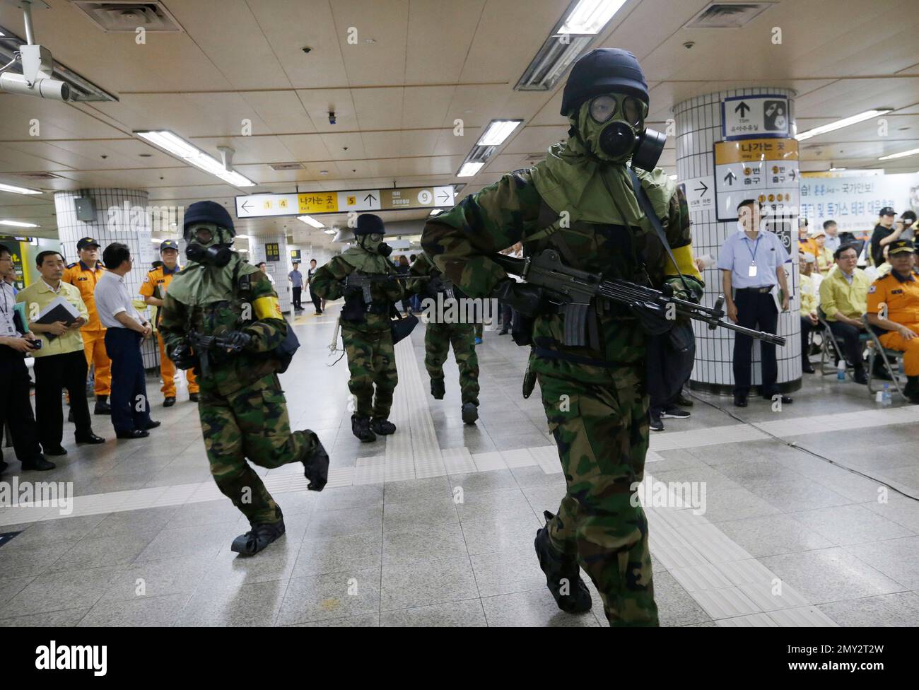 South Korean police officers run during an anti-terror drill as part of Ulchi Freedom Guardian exercise at the Yoido Subway Station in Seoul, South Korea, Tuesday, Aug. 23, 2016. South Korea and the United States began their annual military drills Monday despite North Korea's threat of nuclear strikes in response to the exercises that it calls an invasion rehearsal. (AP Photo/Ahn Young-joon) Banque D'Images