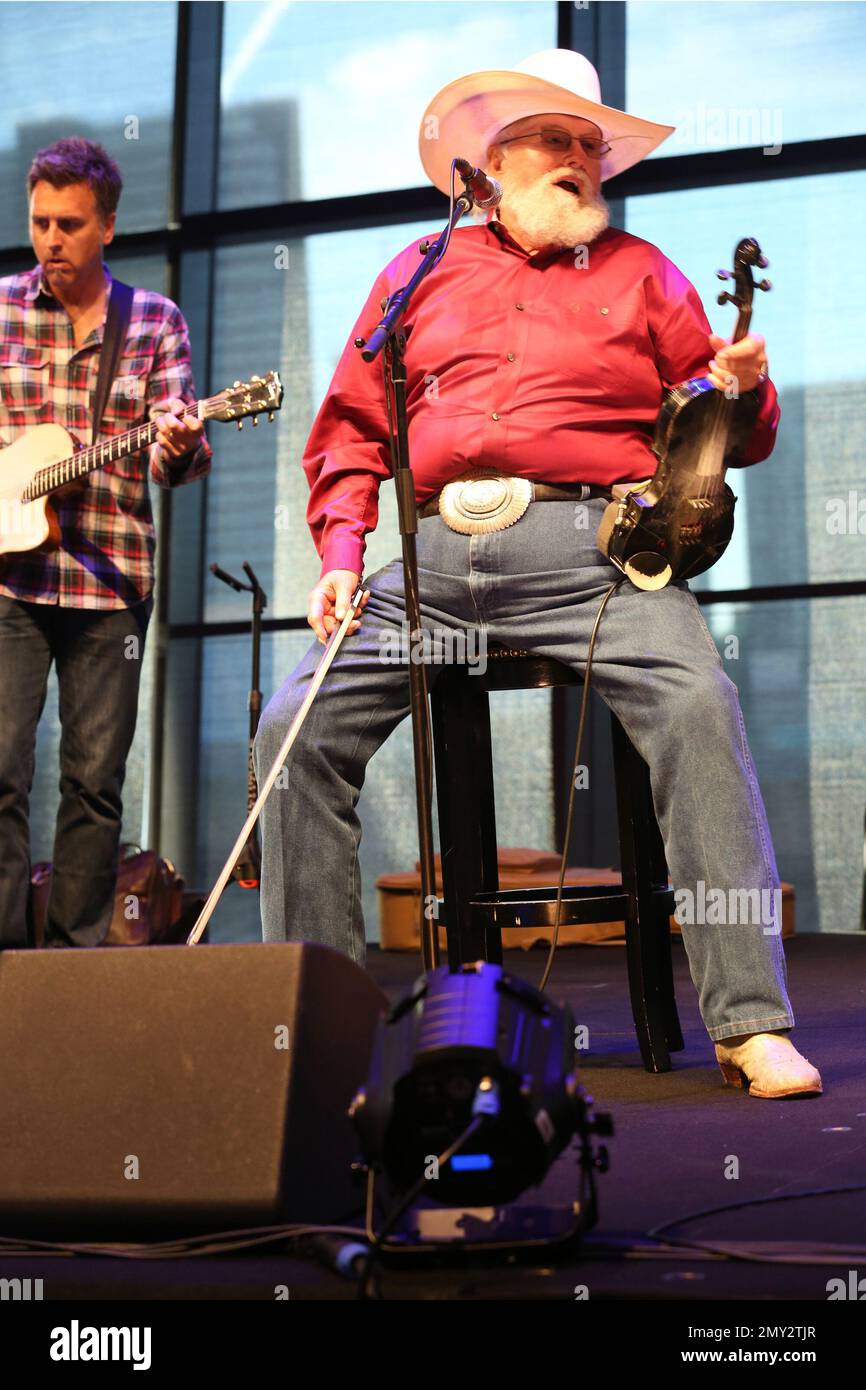 Artist Charlie Daniels performs during the exhibit opening of "Alabama: Song of the South" at the Country Music Hall of Fame and Museum on Monday, August 22, 2016, in Nashville, Tenn. (Photo by Laura Roberts/Invision/AP) Banque D'Images