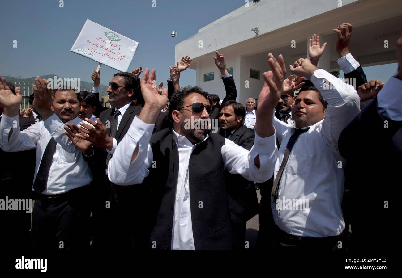 Pakistani lawyers block the main entrance of Parliament building while they shout slogans during a rally to condemn the suicide bombing at a hospital in the southwestern city of Quetta that killed 70 people, mostly lawyers earlier this month, in Islamabad, Pakistan, Monday, Aug. 22, 2016. Hundreds of lawyers marched from district courts to parliament building in the Pakistani capital Islamabad. (AP Photo/Anjum Naveed) Banque D'Images