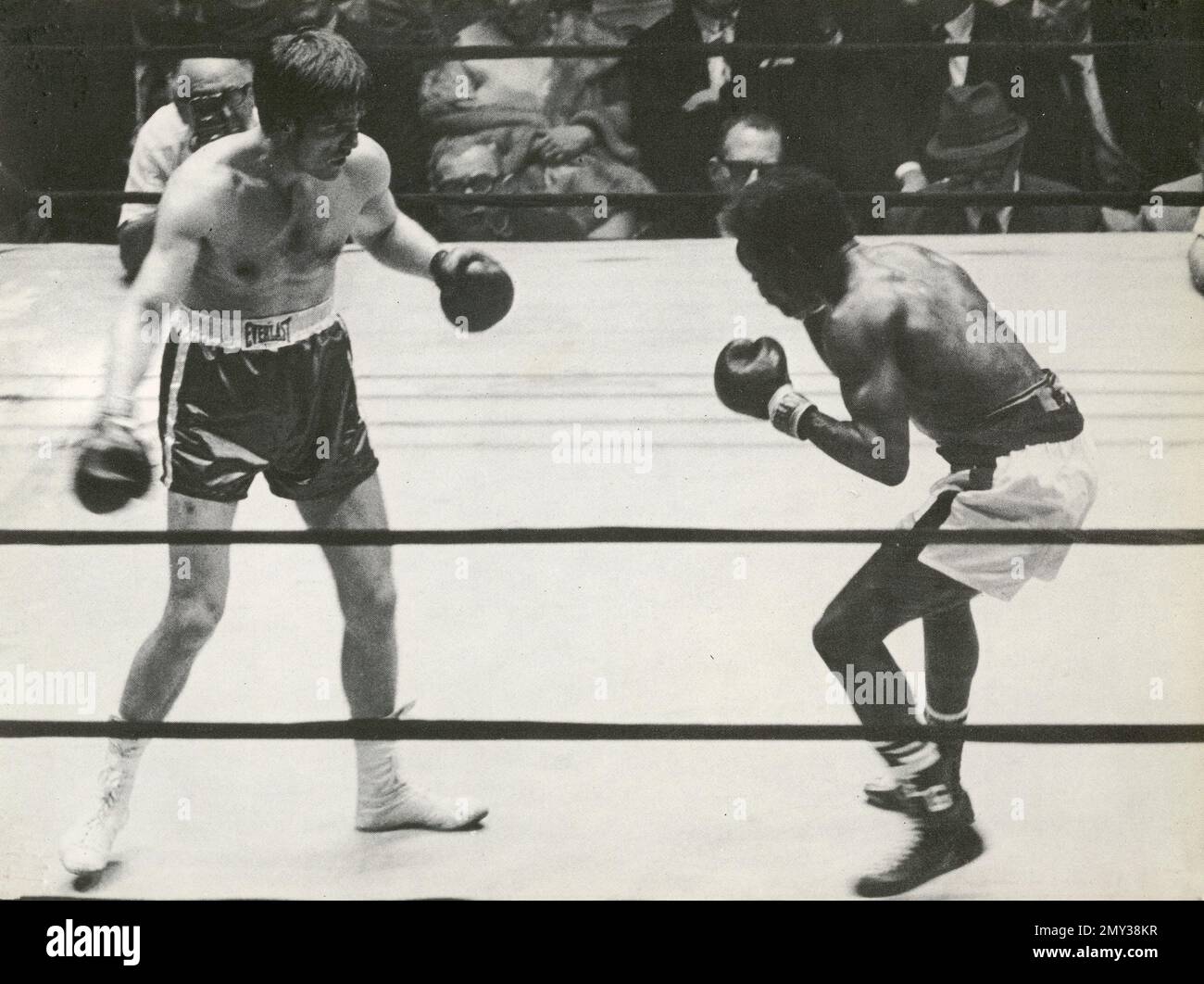 Le boxeur italien Nino Benvenuti et le boxeur américain Emile Griffith luttent pour le Championnat du monde de poids moyen, 1967 Banque D'Images