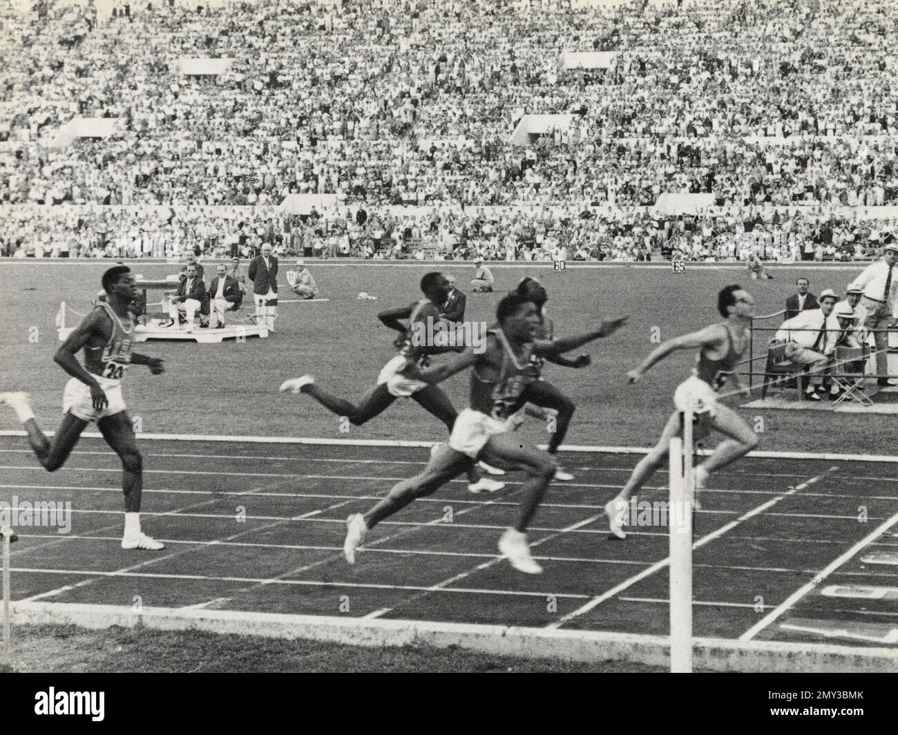 1 500 Mètres Masculin Aux Jeux Olympiques D'été De 1960 L'athlète italien Livio Berruti remporte le tableau de bord de 200