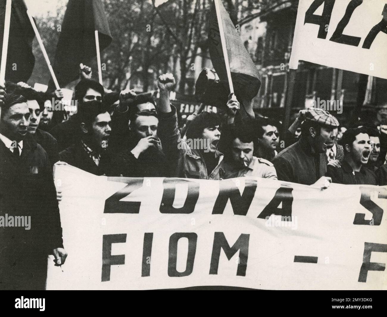 Personnes protestant dans la rue pendant les troubles sociaux de la chute chaude (Autunno Caldo), Italie 1969 Banque D'Images