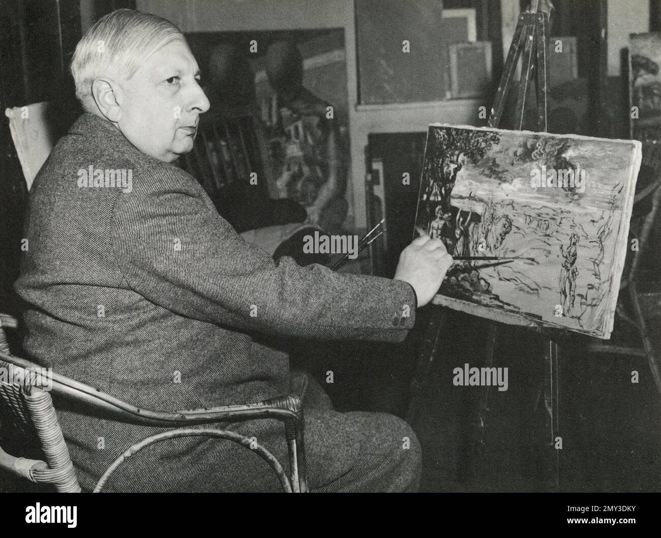 Artiste peintre italien Giorgio de Chirico dans son travail d'étude, Italie 1953 Banque D'Images