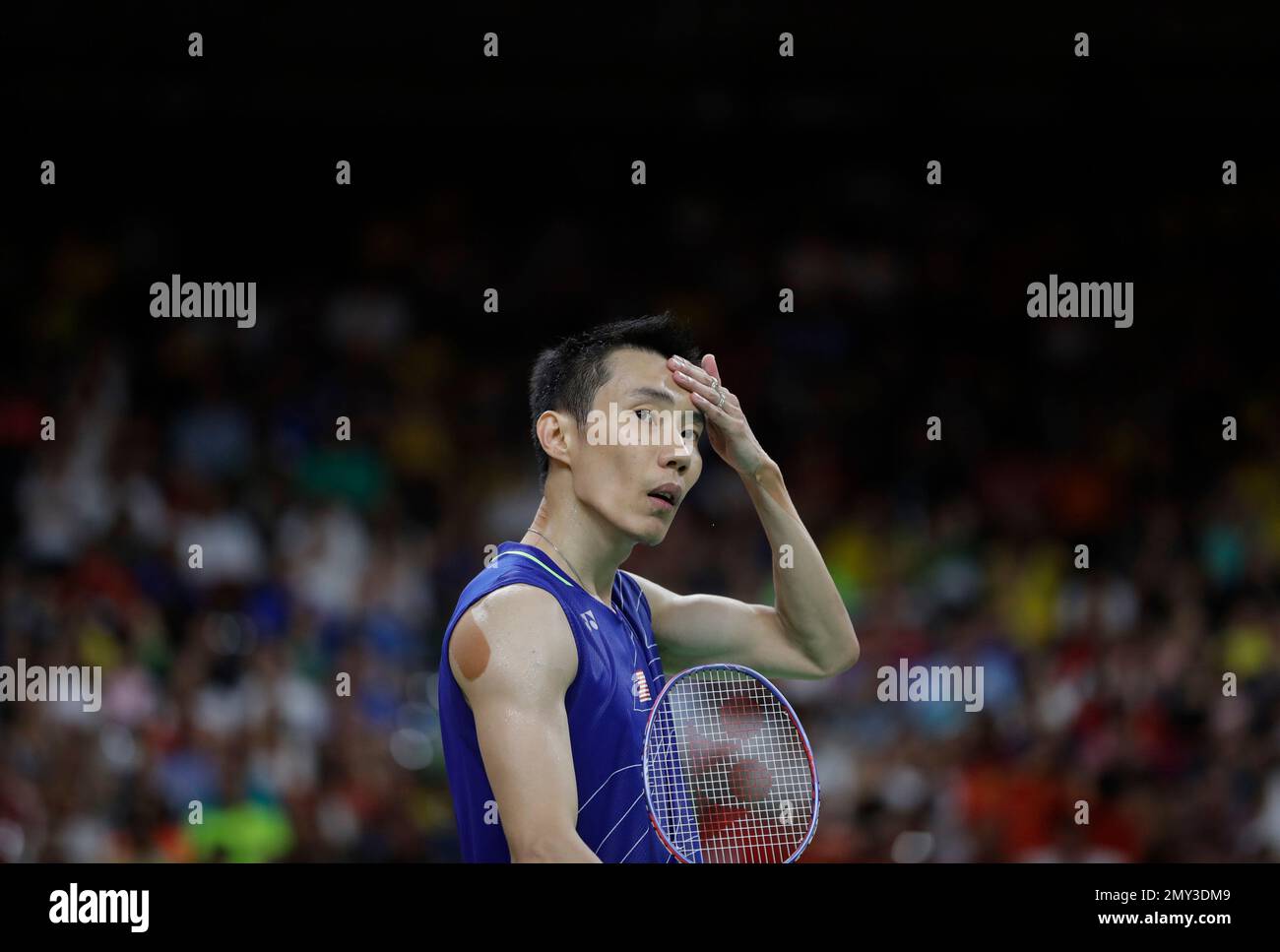 Malaysia's Lee Chong Wei reacts after losing a point to China's Chen Long at the men's badminton singles final match at the 2016 Summer Olympics in Rio de Janeiro, Brazil, Saturday, Aug. 20, 2016. (AP Photo/Kin Cheung) Banque D'Images