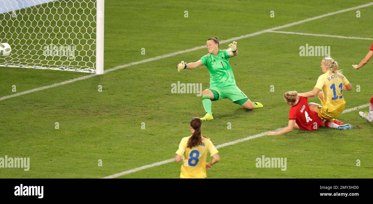 Sweden's Stina Blackstenius, 11, scores her team's first goal during the final match of the women's Olympic football tournament between Germany and Sweden at the Maracana stadium in Rio de Janeiro, Brazil, Friday Aug. 19, 2016. (AP Photo/Luca Bruno) Banque D'Images