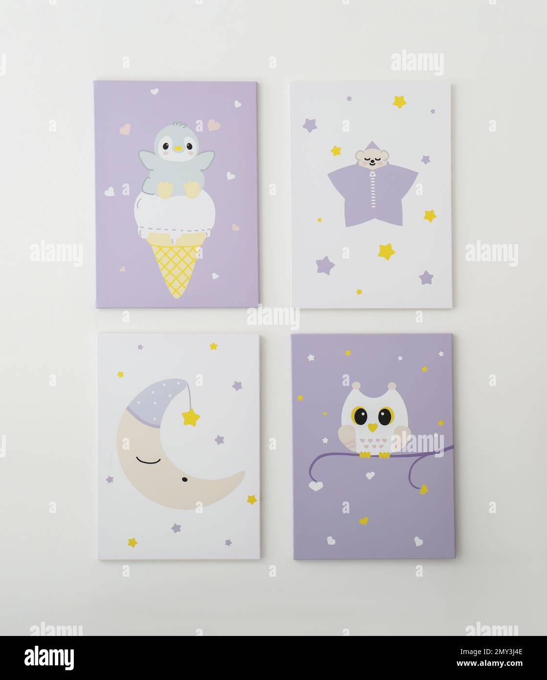 Différentes photos mignonnes sur un mur blanc. Éléments intérieurs de la chambre des enfants Banque D'Images