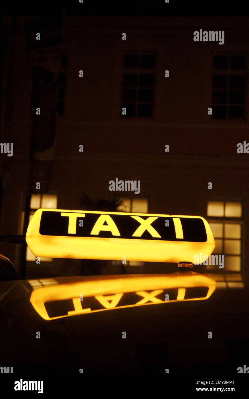 Le panneau de taxi s'allume la nuit Banque D'Images