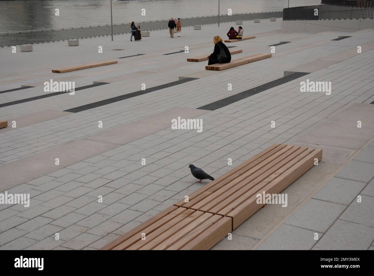 Terrasse dans une ville près d'une rivière Banque D'Images