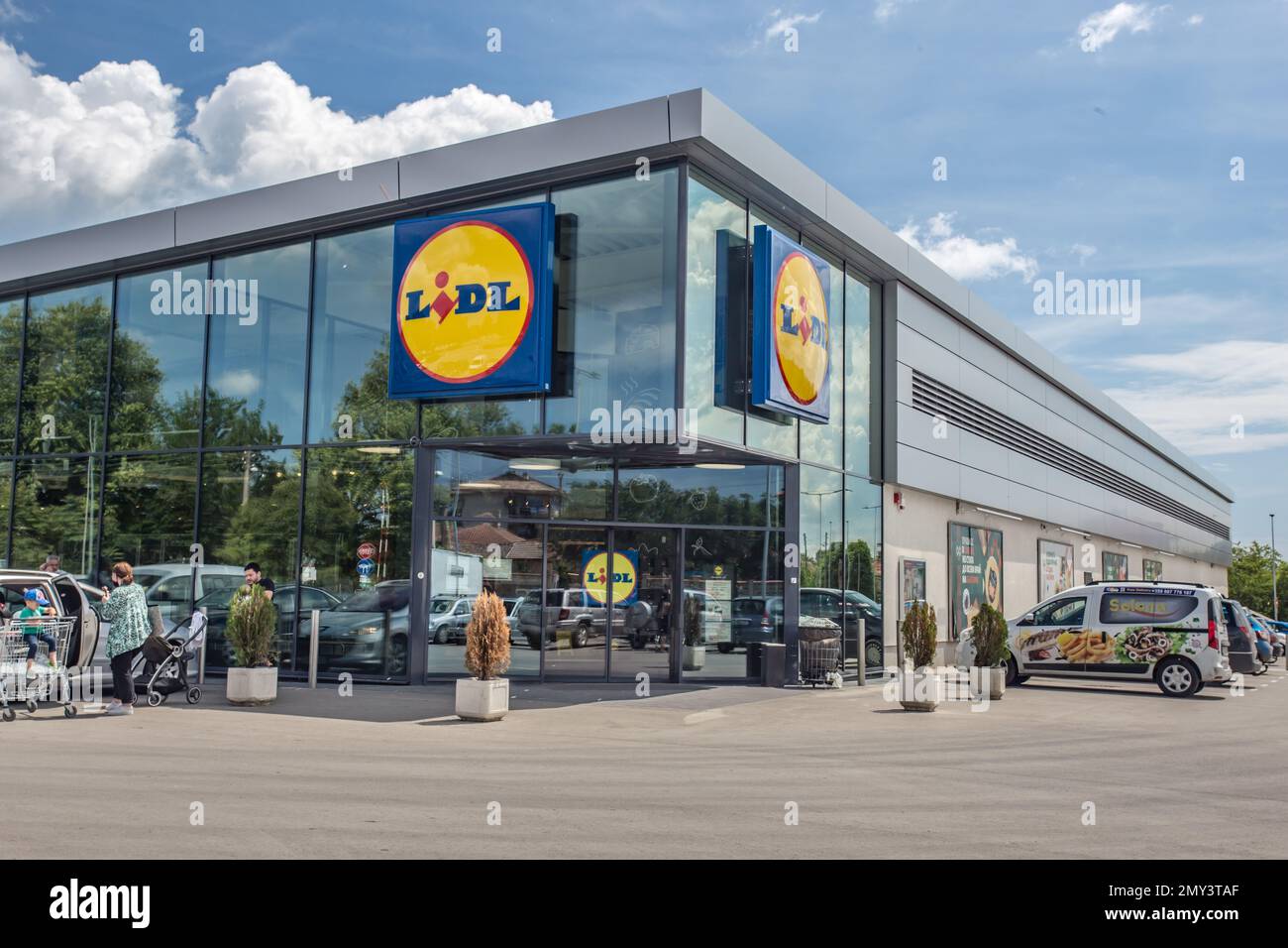 SUPERMARCHÉ LIDL en Bulgarie.Lidl est une chaîne de supermarchés à prix réduits allemande. Banque D'Images