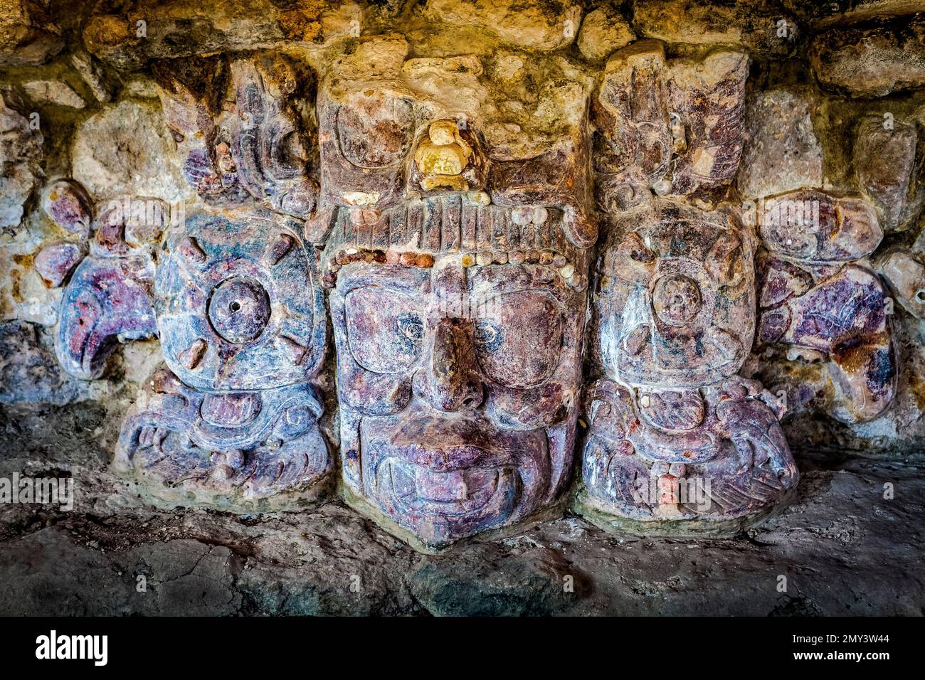 Masques anciens dans le temple des masques à Edzna près de Campeche, Yucatán, Mexique Banque D'Images