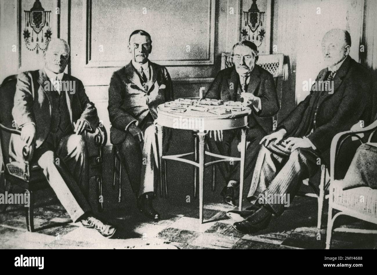 L'homme d'État et chancelier allemand Gustav Ernst Stresemann (à gauche), le Premier ministre britannique Neville Chamberlain et le Premier ministre français Aristide Briand lors d'une réunion, Locarno (Suisse), octobre 1925 Banque D'Images
