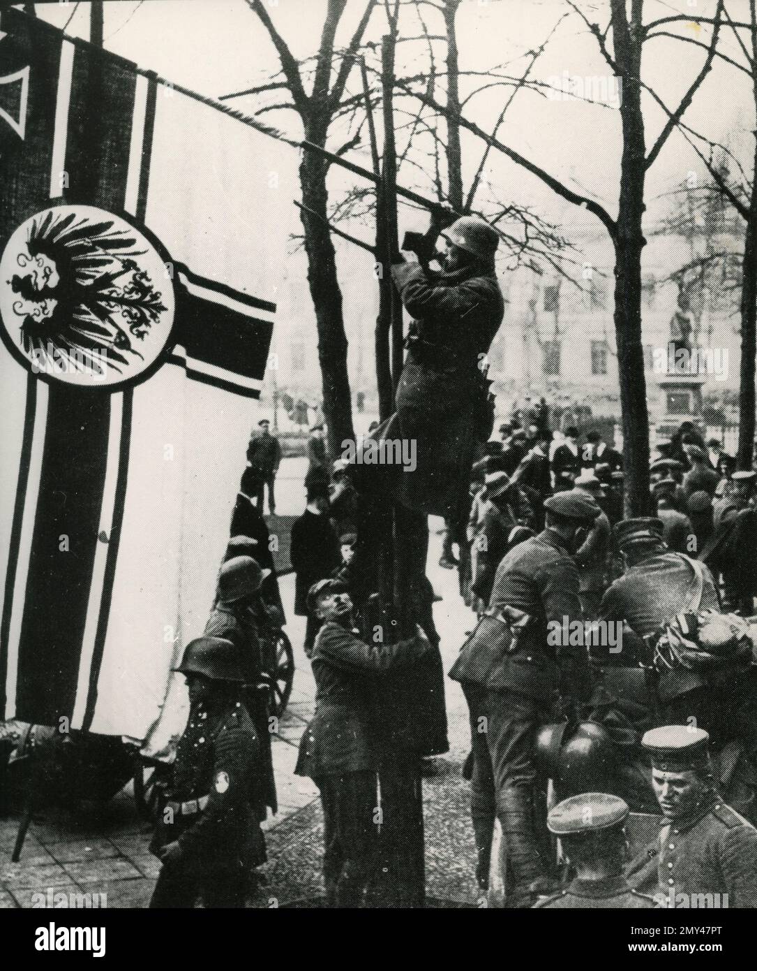 Soldats allemands avec le drapeau de la Marine impériale, symbole du nationalisme, Allemagne 1920s Banque D'Images